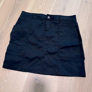Prana. Black skirt with pockets. Size 4. Zip front single button closure.